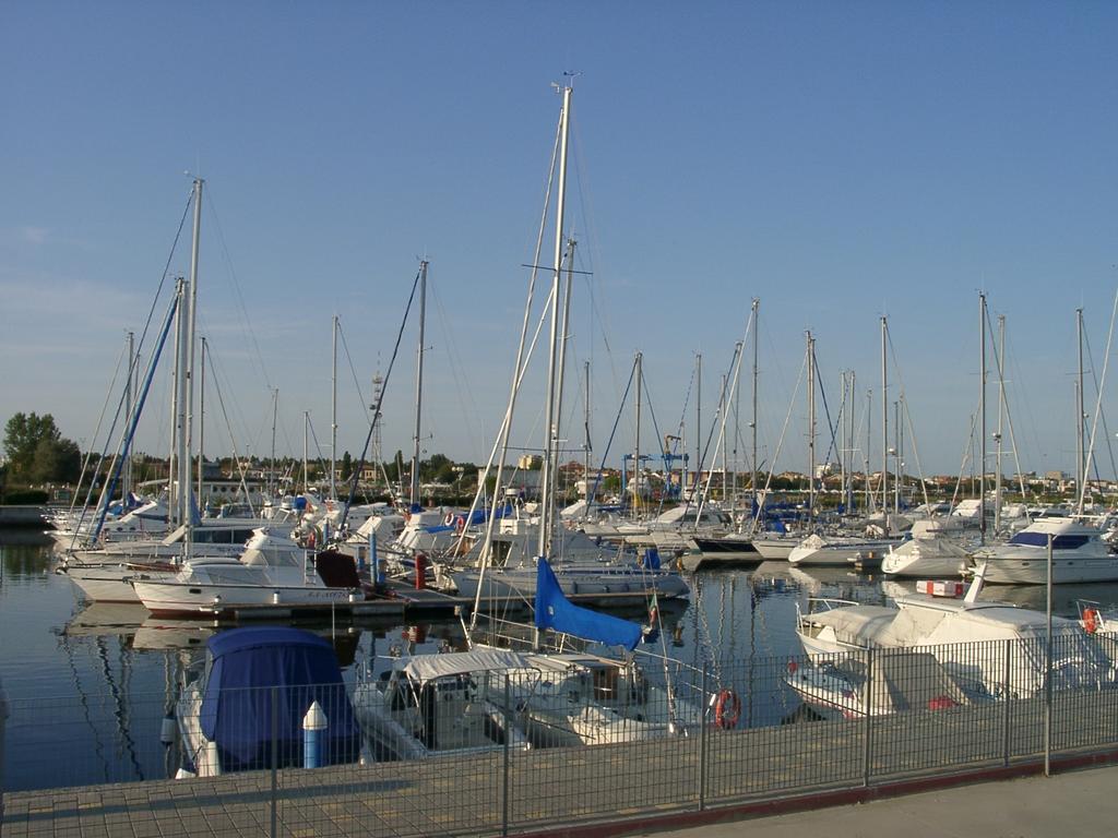 Residenza Holiday Лидо-дельи-Эстенси Экстерьер фото